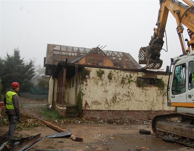 Des poutres en bois, des grosses pierres dtayage et des murs ont t rcuprs et tris pour voir ce qui pouvait tre rutilis.  PHOTO DNA